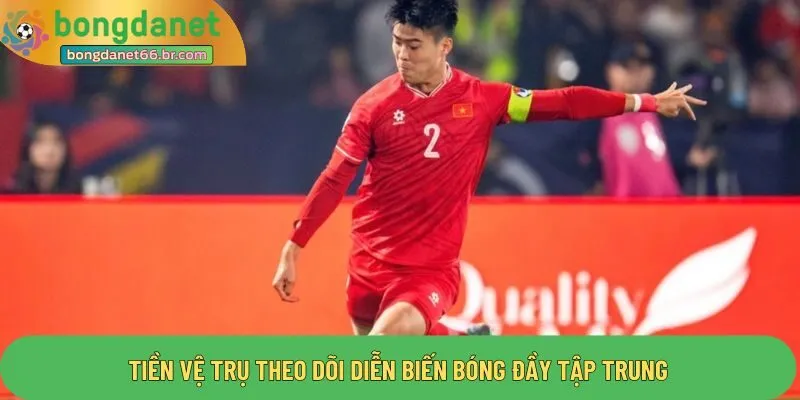 Tiền vệ trụ theo dõi diễn biến bóng đầy tập trung
